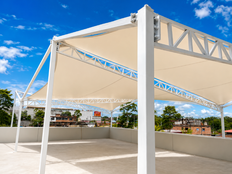 Cobertura tensionada con estructura metálica instalada por Toldo Ideas