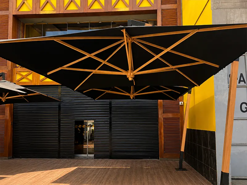 Sombrillas para exteriores instaladas por Toldo Ideas en local comercial