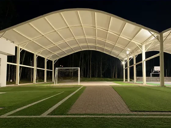 Toldo con estructura metálica y lona tensionada — Toldo Ideas