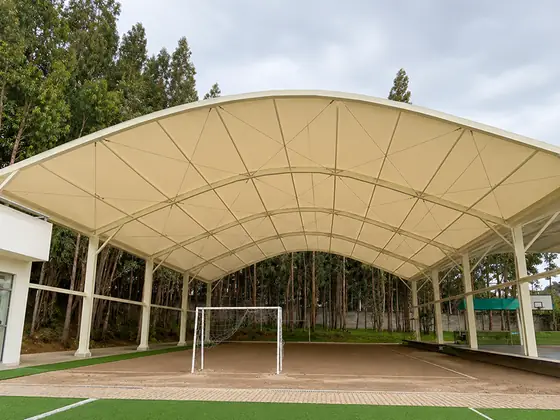 Toldo con estructura metálica y lona tensionada — Toldo Ideas