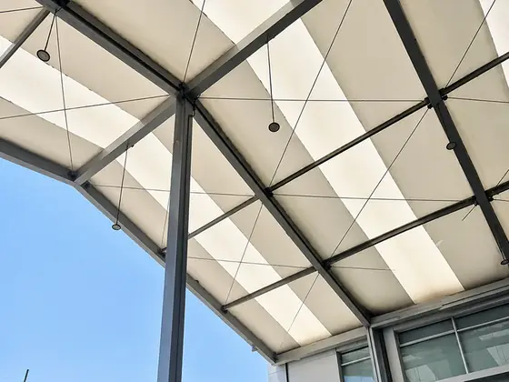 Toldo con estructura metálica y lona tensionada — Toldo Ideas