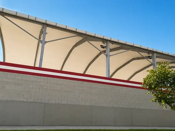 Toldo con estructura metálica y lona tensionada — Toldo Ideas